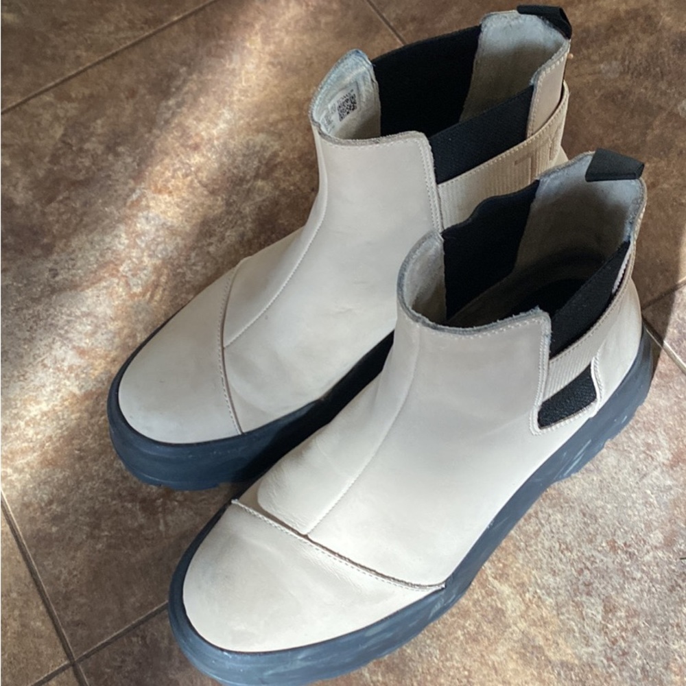 9.5 cream toms with black edges. Like new. Without tags.